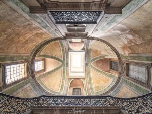 Photographie du plafond d'un palace abandonné.