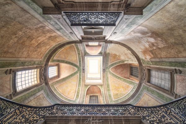 Photographie du plafond d'un palace abandonné.