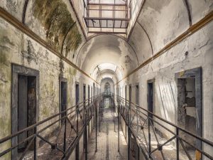 Photographie d'un couloir d'une vieille prison abandonnée.