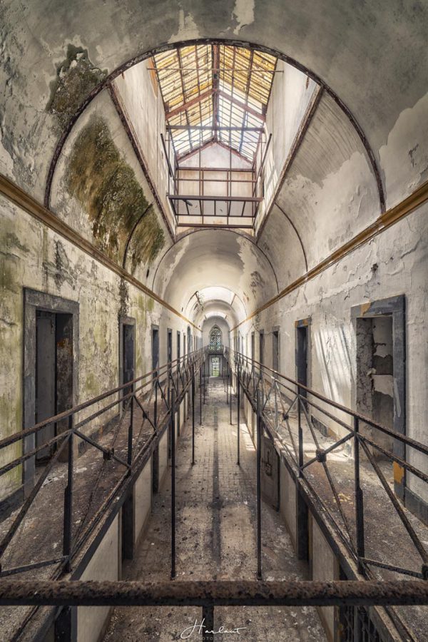 Photographie d'un couloir d'une vieille prison abandonnée.
