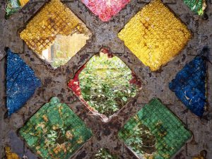 Photographie d'une mosaïque présente sur un mur.
