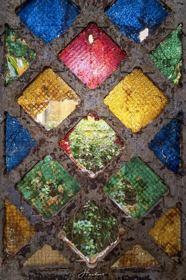 Photographie d'une mosaïque présente sur un mur.