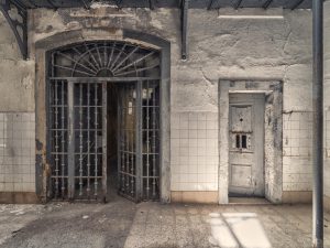 Photographie d'une grille de prison.