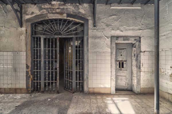 Photographie d'une grille de prison.
