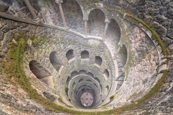 Photographie du puits d'initiation de Quinta da Regaleira à Sintra.