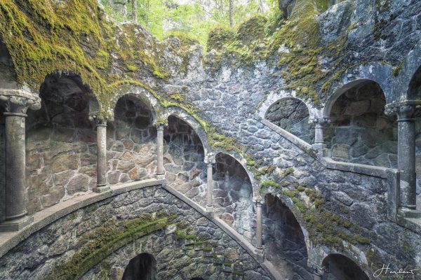 Photographie du puits d'initiation de Quinta da Regaleira à Sintra.