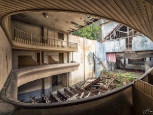 Photographie d'un théâtre en décomposition.