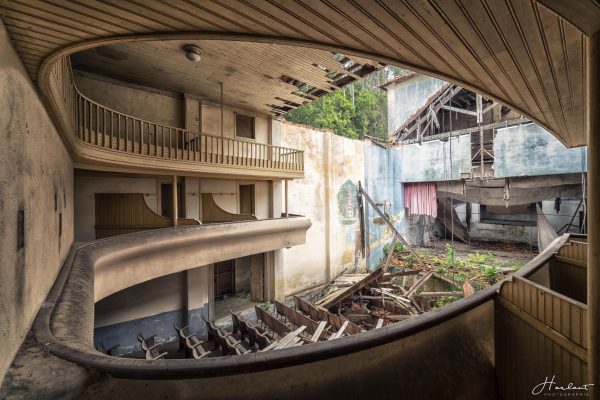 Photographie d'un théâtre en décomposition.