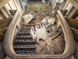 Photographie d'un théâtre en décomposition.