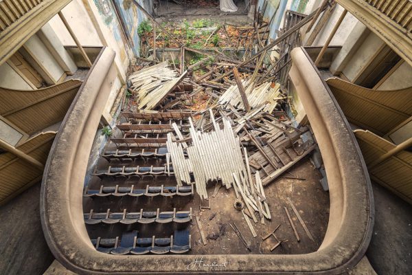 Photographie d'un théâtre en décomposition.