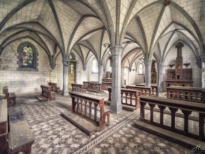 Photographie de l'intérieur d'une église laissée à l'abandon.