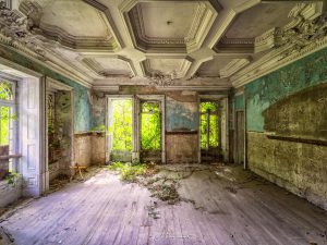 Photographie d'une chambre délabrée.
