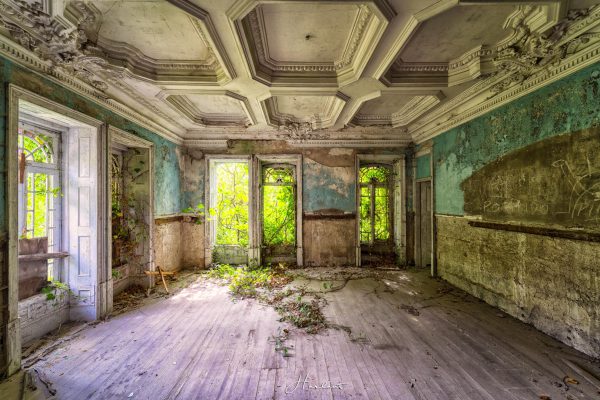 Photographie d'une chambre délabrée.