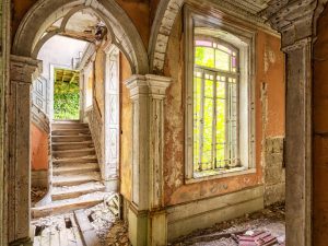 Photographie d'un couloir endommagé par le temps.