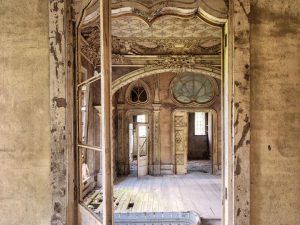 Photographie d'une chambre prise depuis une fenêtre intérieure. 
