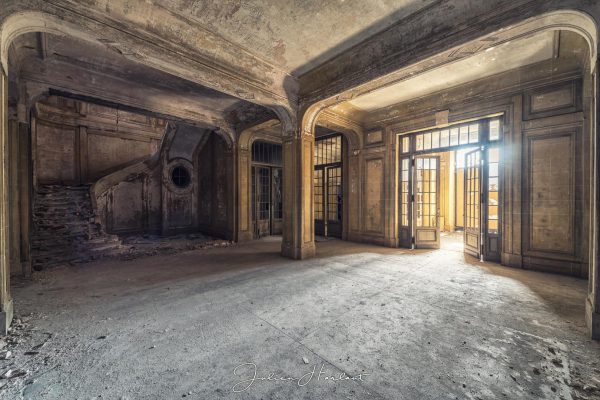 Photographie d'un Hall d'entrée d'une villa abandonnée.