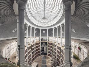 Photographie d'une salle funéraire ovale avec un dôme en verre.
