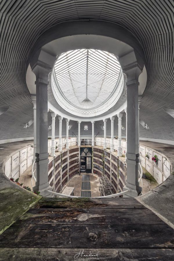 Photographie d'une salle funéraire ovale avec un dôme en verre.
