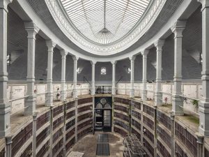 aPhotographie d'une salle funéraire ovale avec un dôme en verre.