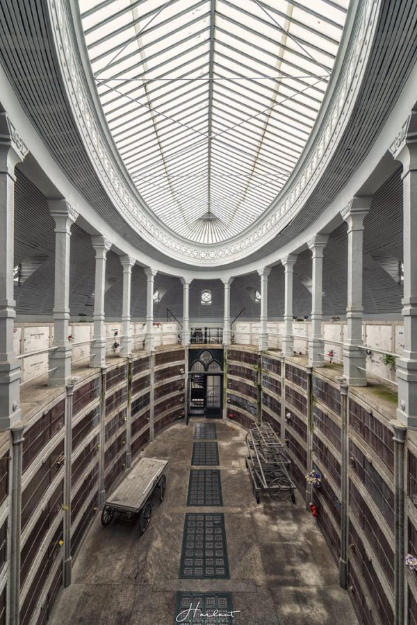 aPhotographie d'une salle funéraire ovale avec un dôme en verre.