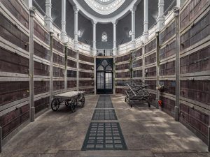 Photographie d'une salle funéraire ovale avec un dôme en verre.