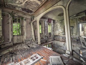 Photographie de l'étage d'une maison abandonnée et en train de s'effondrer.