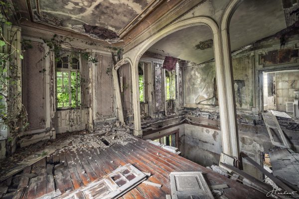 Photographie de l'étage d'une maison abandonnée et en train de s'effondrer.