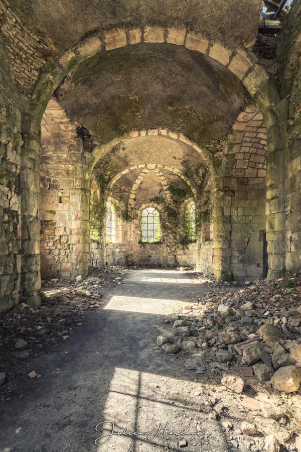 Photographie de l'intérieur de l'Abbaye de l'Étanche.