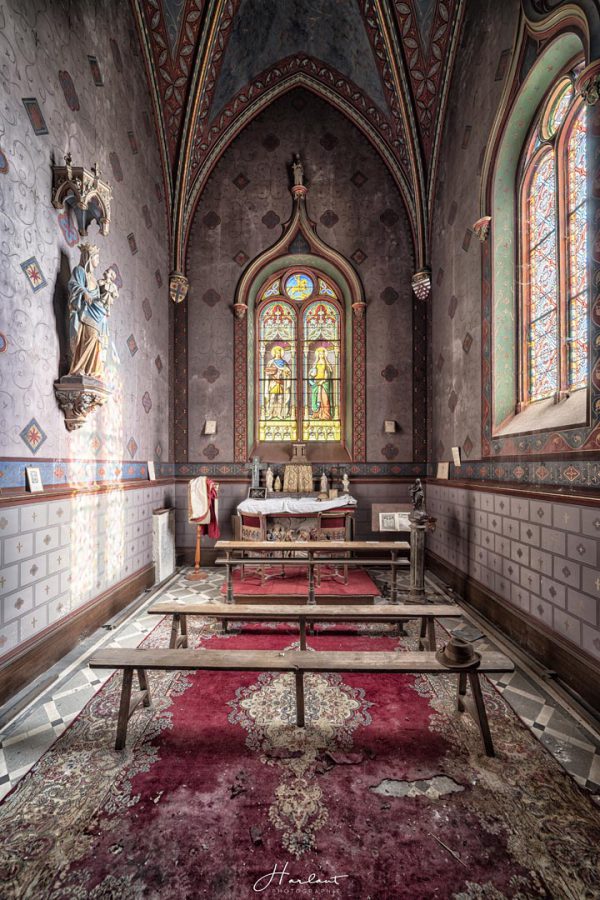 Photographie d'une petite église présente dans le Château Secret.