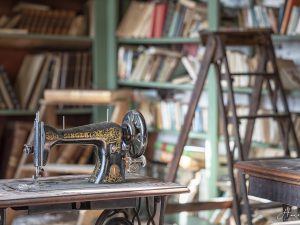 Photographie d'une machine à coudre dans un atelier