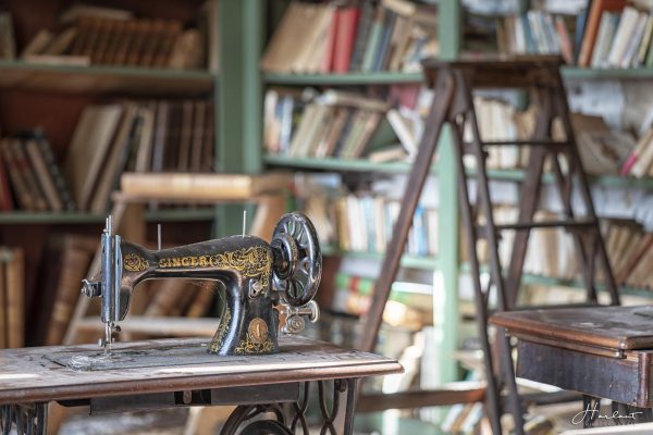Photographie d'une machine à coudre dans un atelier