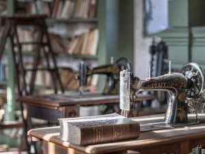 Photographie de machines à coudre dans un atelier