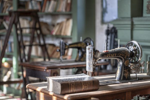 Photographie de machines à coudre dans un atelier