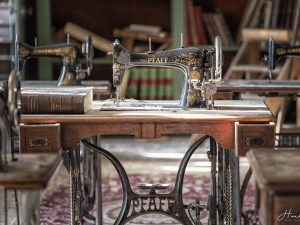 Photographie de machines à coudre dans un atelier