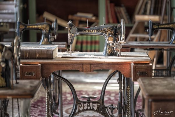 Photographie de machines à coudre dans un atelier