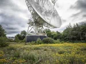 Photographie d'une antenne parabolique dans un champ
