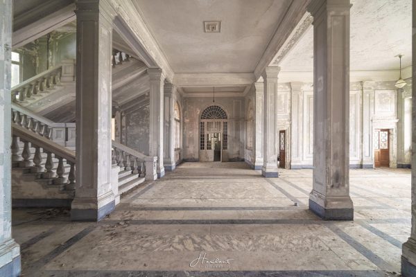 Photographie d'un grand hall de Château.