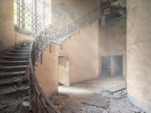 Photographie d'un escalier de Château.