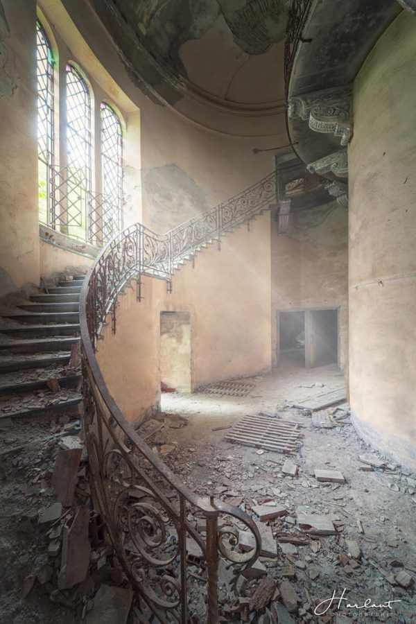 Photographie d'un escalier de Château.