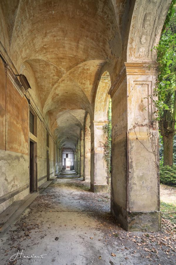 Photographie de la cour extérieure d'un Château.