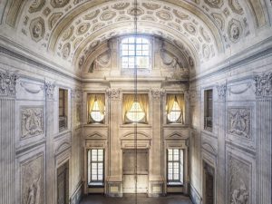 Photographie de l'entrée d'une Villa italienne abandonnée.