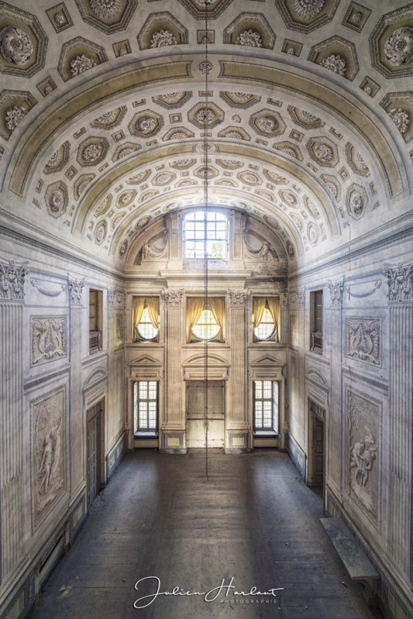 Photographie de l'entrée d'une Villa italienne abandonnée.