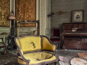 Photographie d'une chaise abimée par le temps