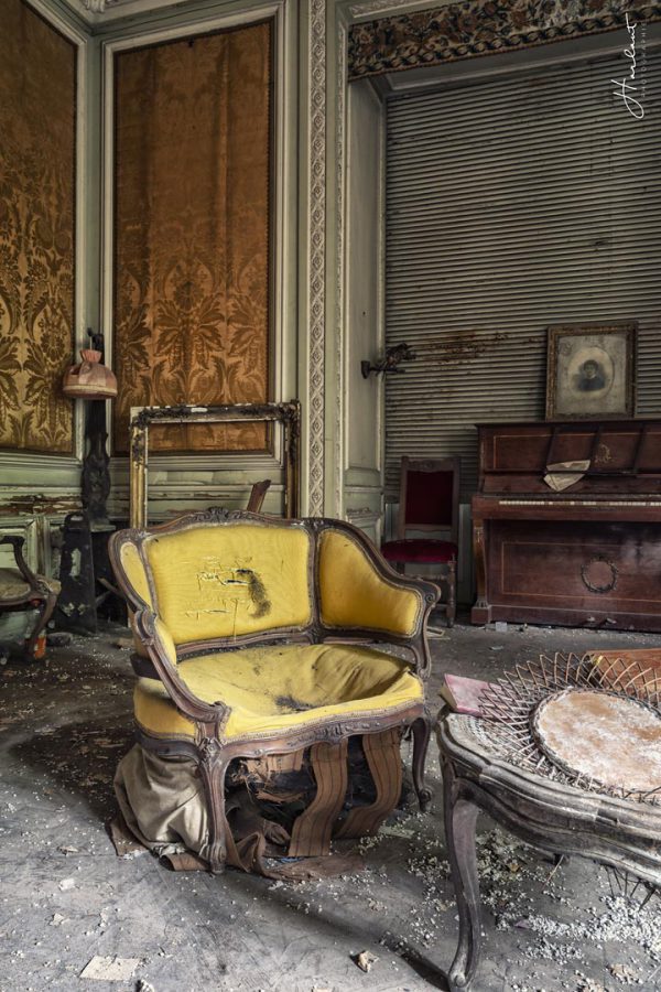 Photographie d'une chaise abimée par le temps