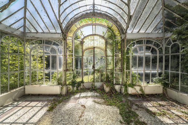 Photographie d'une serre abandonnée.
