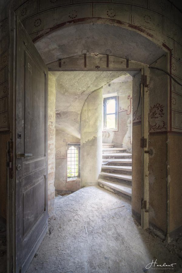 Photographie d'un escalier en colimaçon.