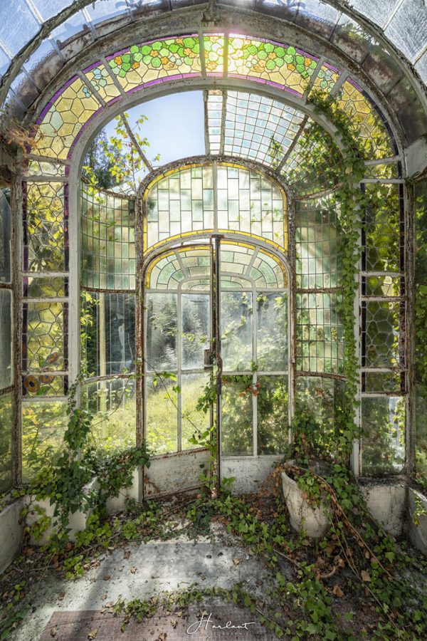 Photographie d'une serre abandonnée.