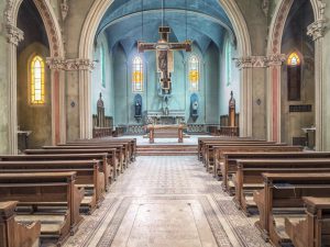 Photographie de l'intérieur d'une église abandonnée en Italie.