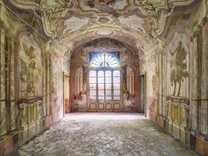 Photographie d'un couloir peint dans une villa abandonnée.