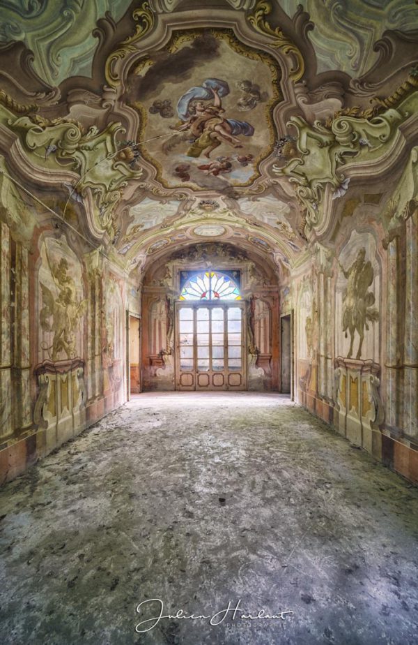 Photographie d'un couloir peint dans une villa abandonnée.